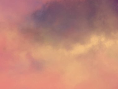 Gökyüzü akşamları maviden turuncuya renk değiştiriyor..