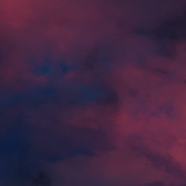 Gün doğumunda mavi gökyüzünde pembe kabarık bulutlar