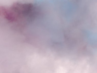 Beyaz kağıt arka planda kırmızı mürekkep ve suluboya dokusu. Boya sızıntıları ve ombre etkileri. El boyaması soyut görüntü.