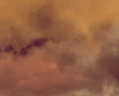 Alacakaranlıkta dramatik bulutlar