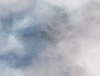 Arka planda mavi gökyüzündeki bulutlar