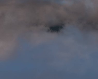 soyut grunge bulutlar, kopya alanı ile renkli arka plan