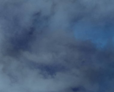 Cirrus bulutları ile hafifçe mavi gökyüzü