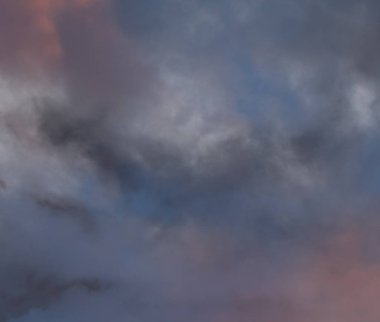 Gökteki gök gürültülü bulutlar