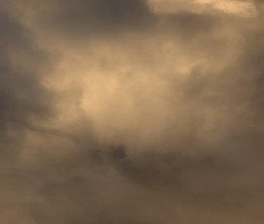 Beyaz kağıt arka planda siyah mürekkep ve suluboya dokular. Boya sızıntıları ve ombre etkileri. El boyaması soyut görüntü.