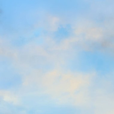 Metin için yer ile düz beyaz bulut ile açık mavi gökyüzü