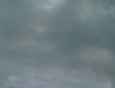 Buz kar taneleri ile Açık Mavi dikey şablon. Kar ile xmas tarzında bulanık dekoratif tasarım. Desen yeni yıl reklam, kitapçıklar için kullanılabilir.