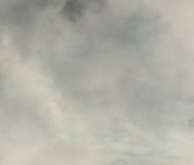 Karanlık gökyüzü yağmurdan önce arka planı bulutlar