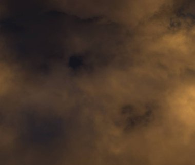 Uçan fırtınalı bulutlar aracılığıyla lightning bolt flash 3d çizim ile yaktı