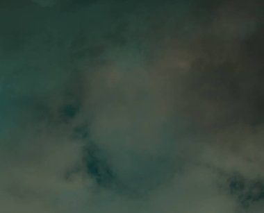 Tasarım, gökyüzünde bulutların renk düzeni, yeşil bir renk verir.