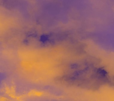 Bulut gökyüzü dokusu ve arka plan ile gün batımının dramatik