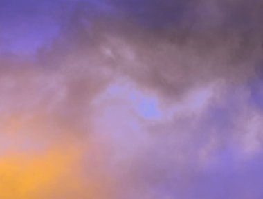 Mavi gökyüzünde beyaz bulutlar