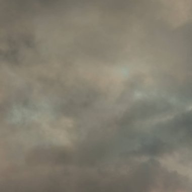 Arka plan olarak dramatik gökyüzü, yalnız saat hakkında kavram, yağmur geliyor, hiçbir güneş ışığı