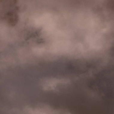 Gökyüzünde gün batımında güzel bulutlar