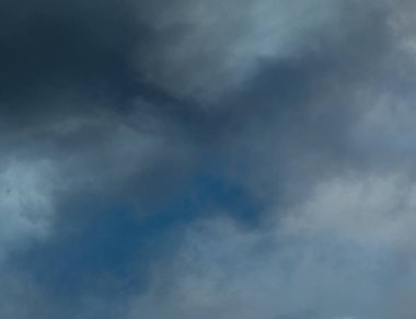 Gökyüzü ve Bulutlar. Sönük Renklerle Bulanık Gece Gökyüzü. 