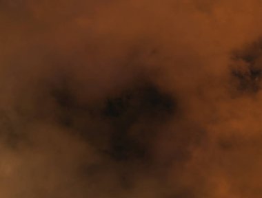 Turuncu sis ve siyah sahne stüdyosu vitrin oda arka plan üzerinde sis etkisi.