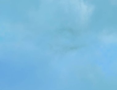 Mavi gökyüzünde bulutlar hava.