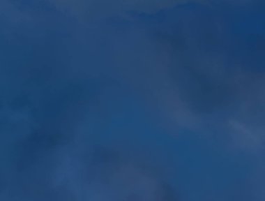 Bulanık karışık koyu gri ve mavi soyut arka plan, bulutlu dramatik gökyüzü tasvir