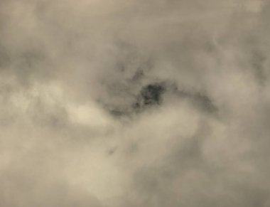 Cirrus bulutlar üzerinde mavi bir gökyüzü