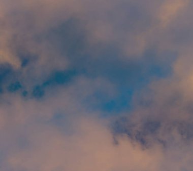 arka plan olarak gün batımında güzel bulutlar