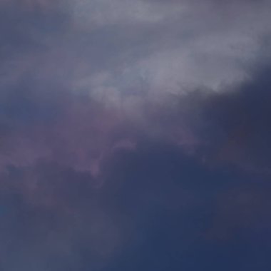 akşam gökyüzünde ışık renkli bulutlar