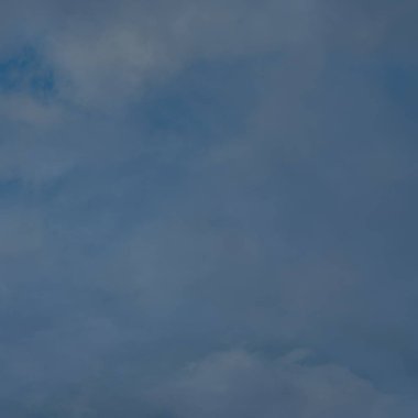 Bulutlar ve mavi gökyüzü arkaplanı