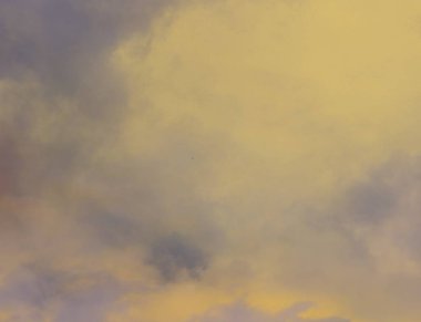 Soyut sarı duman buhar bir siyah arka plan üzerinde taşır. Aromaterapi kavramı