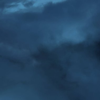 Yağmurdan sonra mavi gökyüzü portresi.