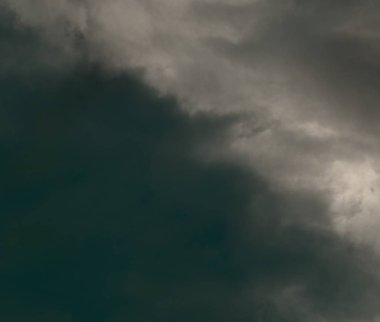 Kurşun rengi bulutlu gökyüzü, depresif ruh hali için arka plan