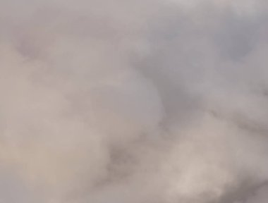 koyu gri gölgeler ile büyük bir kümülonimbus bulut ile fırtınalı gökyüzü, görüntünün sağ tarafında, sao paulo, brezilya