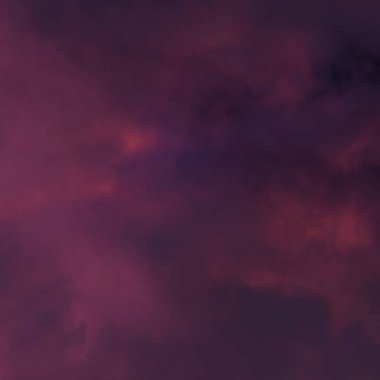 Gün doğumunda mavi gökyüzünde pembe kabarık bulutlar