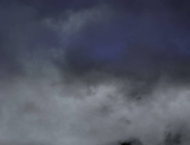 Fırtına bulutları ve yağmurlu karanlık gökyüzü