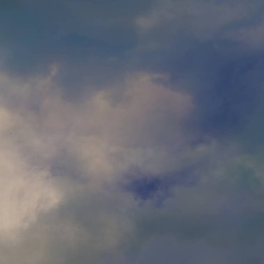 Beyaz bulutların üstünde mavi Berrak gökyüzü