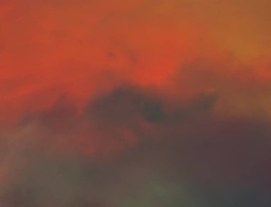 suda gün batımının arkasında gökyüzü gölge.