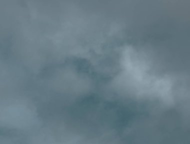 Gökyüzü ve bulutlar her gün renkli, açık renkli bir form.