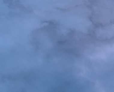 Açık gökyüzünde bulutlar