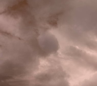 Gökyüzü kara bulutlar, ve yağmur yapar.