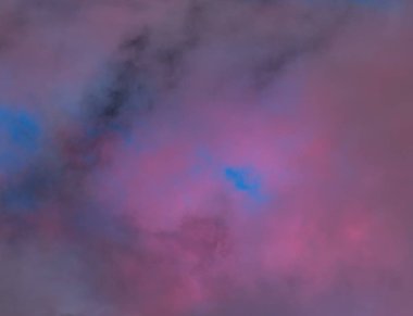 Renkli günbatımında bulutlara bakıyorum.