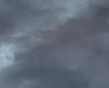 Gökyüzü gri bulutlar ile