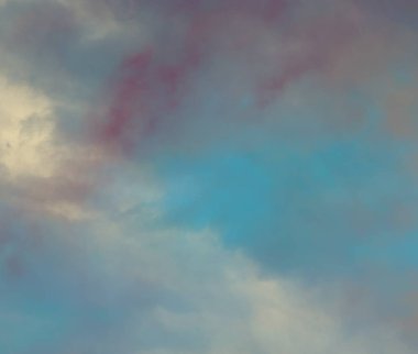 Grunge Açık gökyüzü mavi, pembe ve mor tonları aquarelle arka plan. 