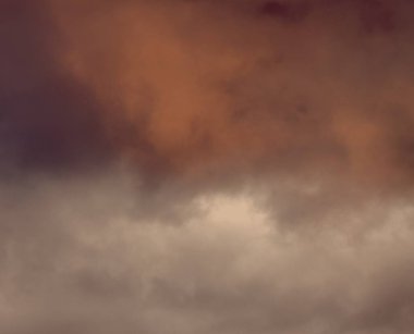 Bulut oluşum arkaplanı ile güzel mavi gökyüzü.