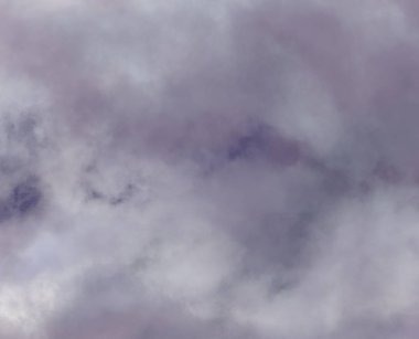 Açık gökyüzünde bulutlar