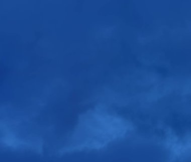 Mavi gökyüzünde bulutlar hava.