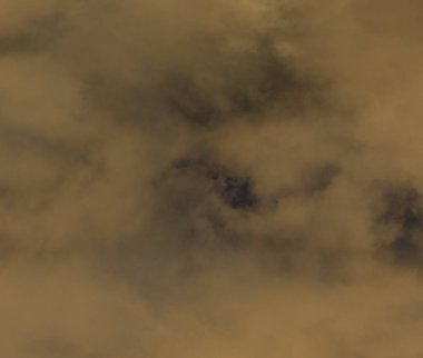 Sisli ovanın üzerinde yükselen güneşin ışığı