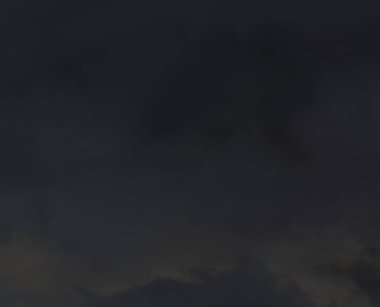 bulutlu gökyüzü mavi ve pembe. geniş