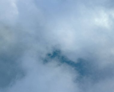 soyut grunge bulutlar, kopya alanı ile renkli arka plan