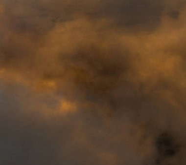 Turuncu sis ve siyah sahne stüdyosu vitrin oda arka plan üzerinde sis etkisi.