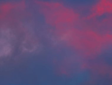 Renkli bulutlar ile dramatik gündoğumu gökyüzü