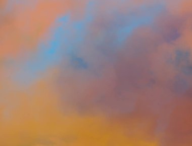 Doğal arka plan. Mavi gökyüzü günbatımı altın bulutlara ile