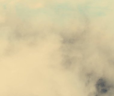 Sacramento Nehri üzerindeki bulutlar